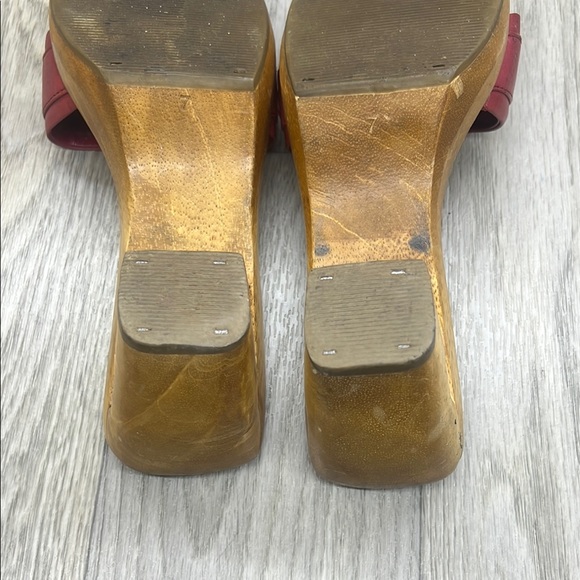 Two Lips Red Sandals - Picture 10 of 11